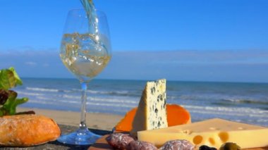 Peynir ve şarap ile Atlantik kıyısında piknik