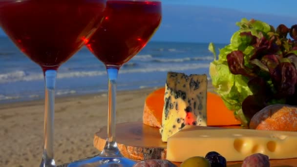 Piknik na wybrzeżu Atlantyku z serów i wina — Wideo stockowe