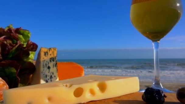 Piknik az Atlanti-óceán partján, a sajt és bor — Stock videók
