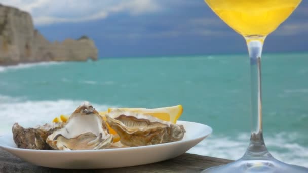 Wine and a plate of oysters with lemon — Stock Video