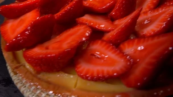 Aardbei taart bedekt met gelei zetten op de tafel — Stockvideo