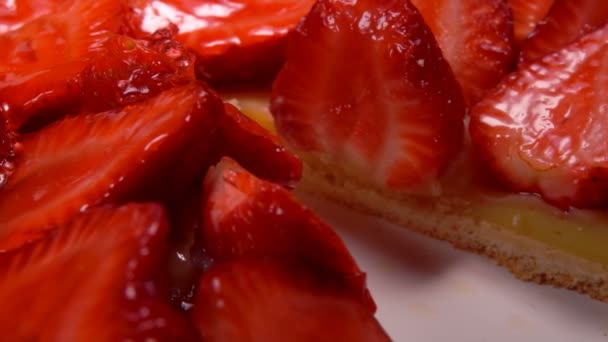 Kniven skär av en bit av jordgubbs paj — Stockvideo