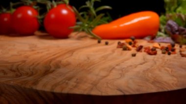 Küpleri Parmesan peyniri tablo yüzeye düşmek