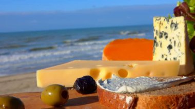 Yumuşak peynir ekmek Atlantic Ocean Surf önünde ahşap oyun tahtası üzerinde bıçak yayılır