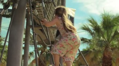 Küçük kız ip merdiven tırmanır