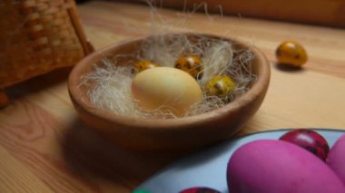 Festival boyalı Paskalya yumurtaları Panoraması tabağa koydu