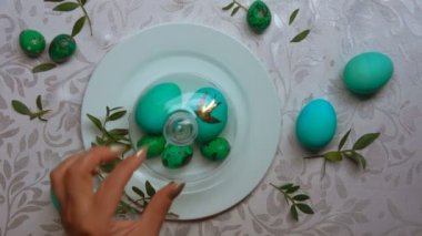 El bir tabak pişmiş yumurta ile kubbe kaldırır