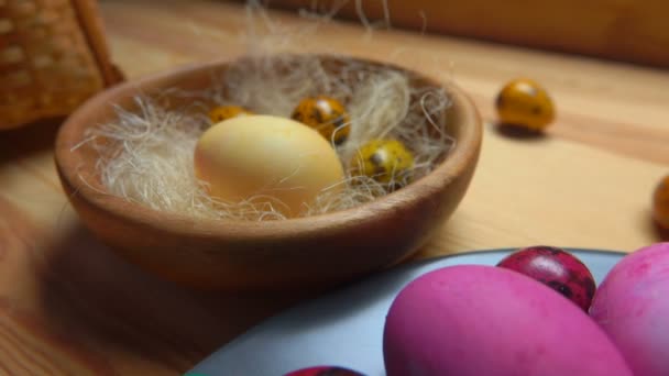Panoráma ünnepi festett húsvéti tojásokat meghatározott egy tányérra