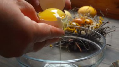 Yumurta akı sarısı bir kaseye ayrılır