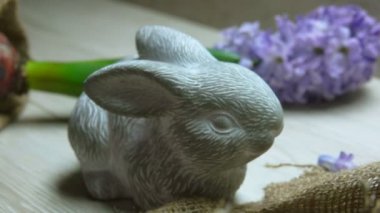 Kamera hareketi şenlikli Paskalya sofra üzerinde tava