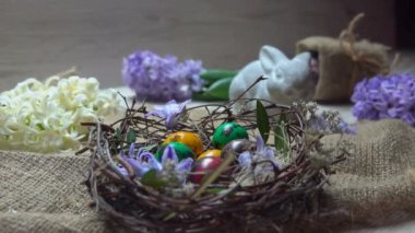 Childs bırakır yumurta Paskalya yuvada renkli el