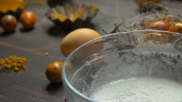 Bubuk gula dituangkan ke dalam mangkuk — Stok Video