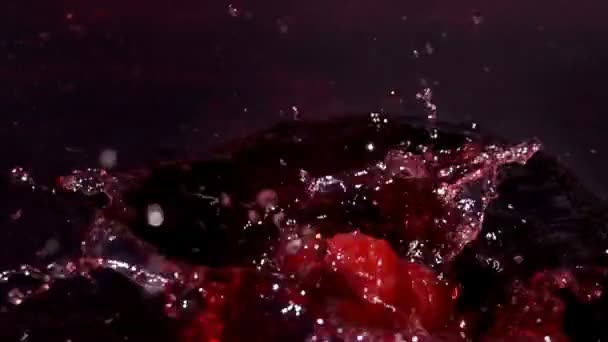 Спелые красные малины попадают в сок — стоковое видео