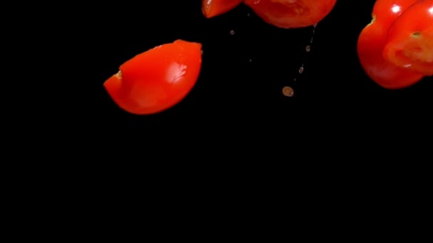 Tomatenhälften mit Saft fallen auf — Stockvideo