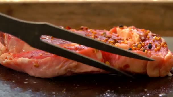 Cook puts the meat on the grill with fork — Stock Video