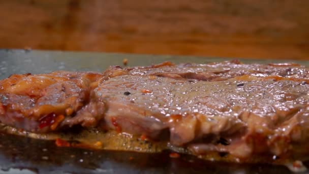 Fűszerek ömlött a steak — Stock videók