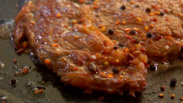 Steak hissing and frying on a grill closeup — Stock Video