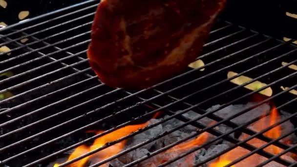 Kuchař dá steak pomocí kleští na grilovací rošt. — Stock video