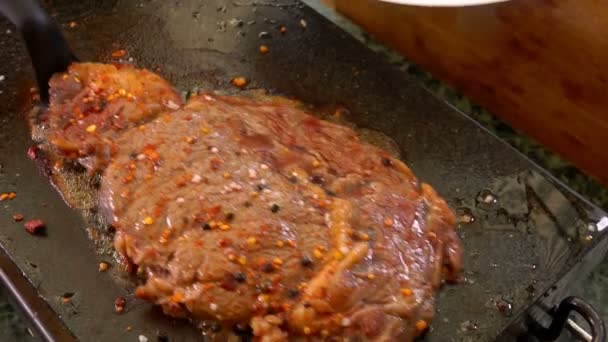 Cocinar pone filete jugoso listo en un plato blanco — Vídeo de stock