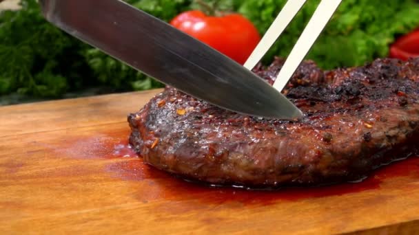 Chef cuts the finished juicy beef steak — Stock Video