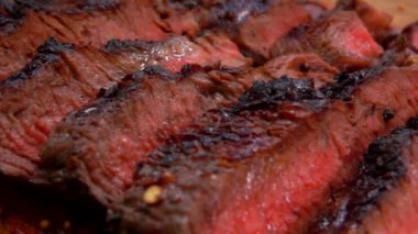 Panorama sulu biftek biftek üzerinde bir tahta üzerine dilimlenmiş