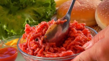Cook kıyma tuz ve baharatlar ile karışımları