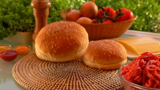 ハンバーガーのパンがテーブルに落ちる. — ストック動画