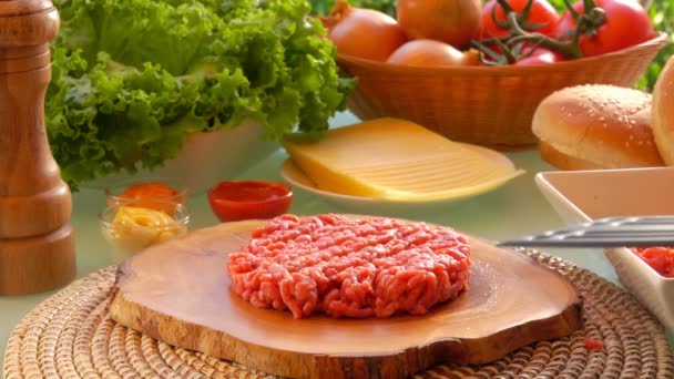 Cook Levanta Chuleta Para Hamburguesas Espátula Mesa Preparado Productos Para — Vídeos de Stock