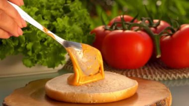 Kaşık sos üzerine bir hamburger topuz smear