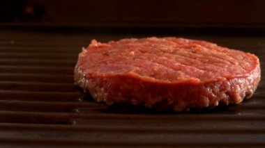 Izgarada saygısız lezzetli sığır eti burger.