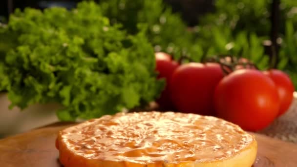 Лист салата падает на булочку с соусом — стоковое видео