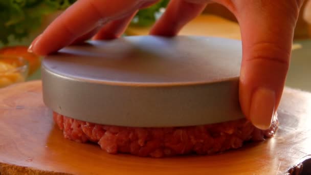 Hostess teszi egy hamburger patty egy speciális nyomtatványon keresztül — Stock videók