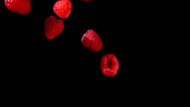 成熟的红色覆盆子在空中飞翔和旋转 — 图库视频影像