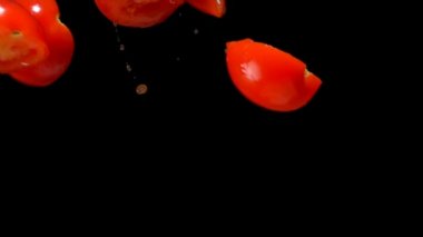 Domates suyu ile yarısı üzerinde akıyor