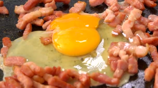 Egg with minced bacon fried on the grill — Stock Video