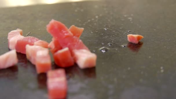 Le bacon finement coupé en dés tombe sur le gril — Video