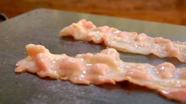 Pohyb komory podél dvou kusů slaniny — Stock video
