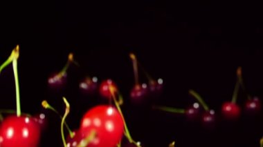 Ağır çekim kiraz havada uçmak