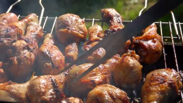 Hühnerkeulen in Großaufnahme auf dem Grill gebraten — Stockvideo