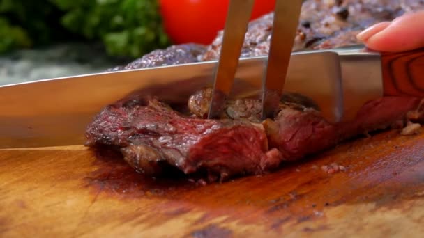 Amante corta o bife de carne suculento acabado — Vídeo de Stock