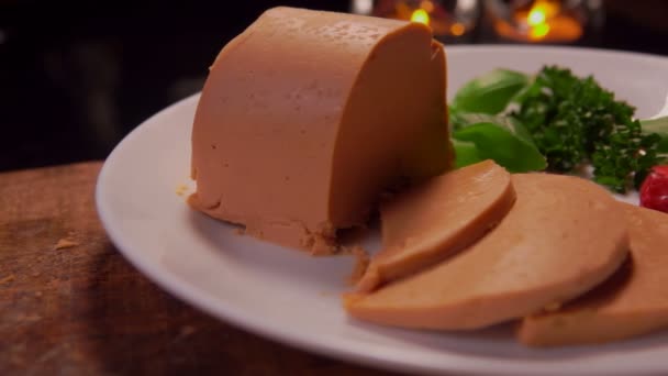 Camerabeweging van bezuinigingen foie gras — Stockvideo