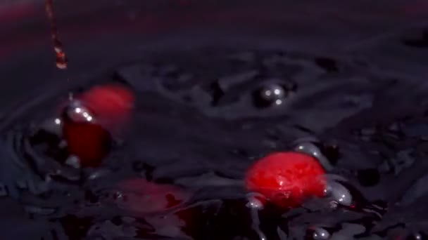 Frambuesas rojas maduras caen en jugo — Vídeos de Stock