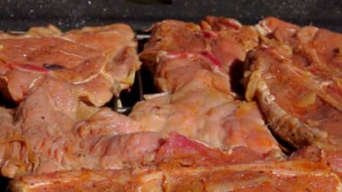 Kuzu çiğ biftek ızgara kavrulmuş parçası