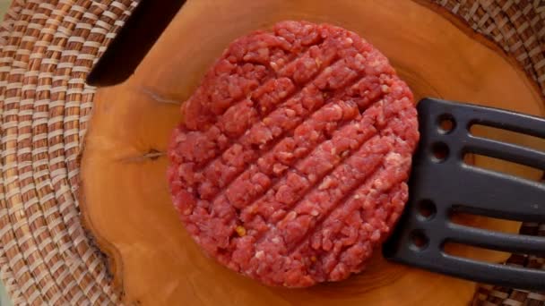 Cook werpt kotelet voor hamburgers met twee spatel — Stockvideo