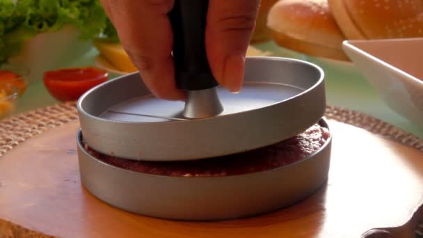 Hosteska dělá hamburger patty na zvláštním formuláři — Stock video