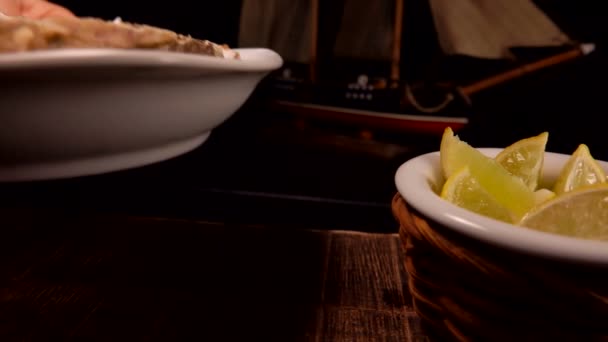 Placa de ostras no gelo é colocada sobre a mesa — Vídeo de Stock
