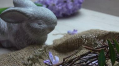 Paskalya tatili tablo ile doğal olarak boyalı yumurta