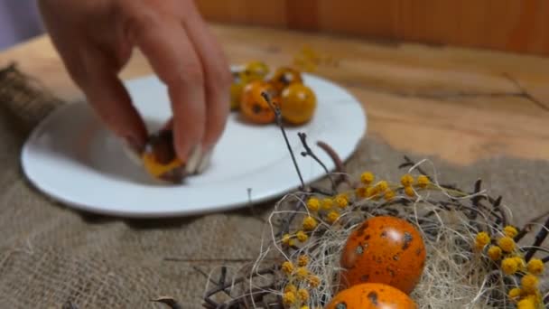 Femme main prend des œufs de caille à partir d'une assiette blanche — Video