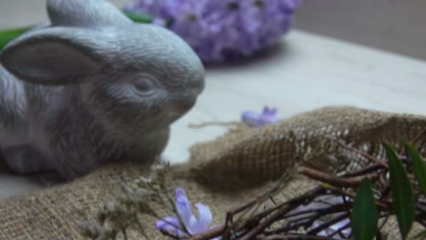 Mesa de Pascua con huevos teñidos naturalmente — Vídeos de Stock