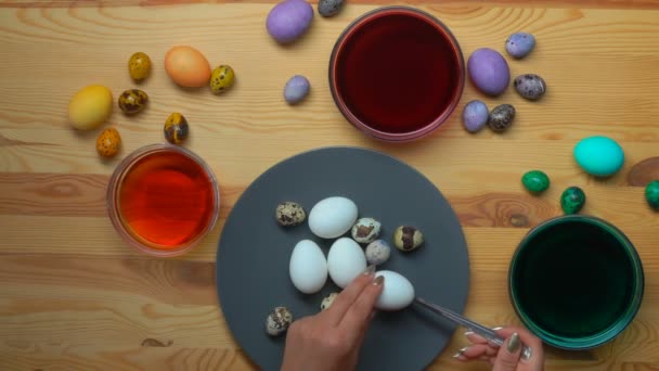 Jajo kurze są zanurzane w żółty barwnik — Wideo stockowe